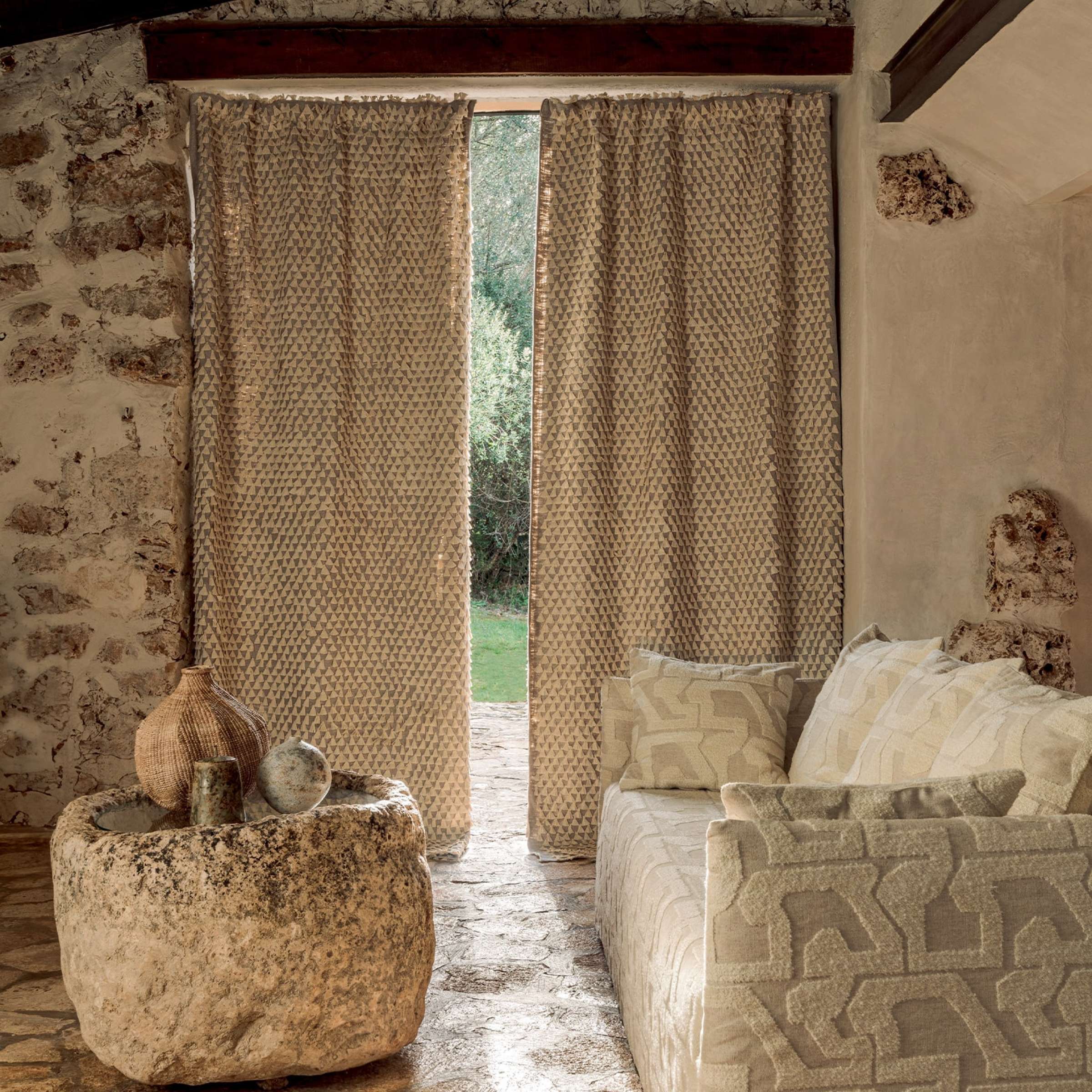 La Maison de Lyllis　AMISCHE Michael Amini Loveseats Chateau de Lago 9052825-ALBST-04